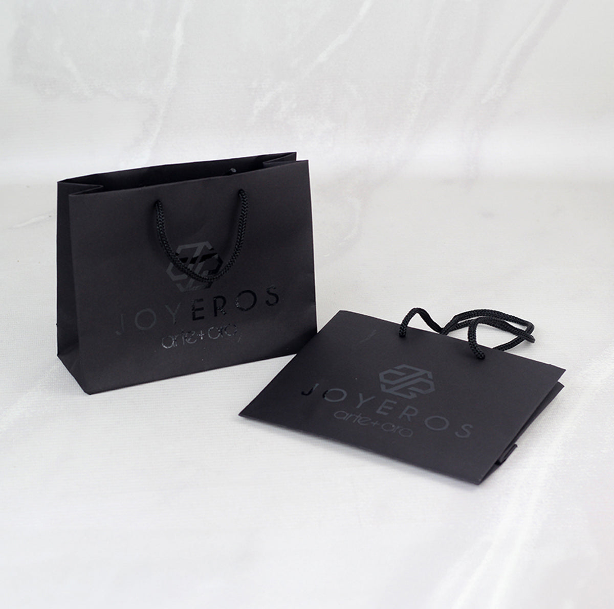 100 Bolsas Premium Cartulina Fina más Vinil de Corte. Medidas:17x14x6 cm.
