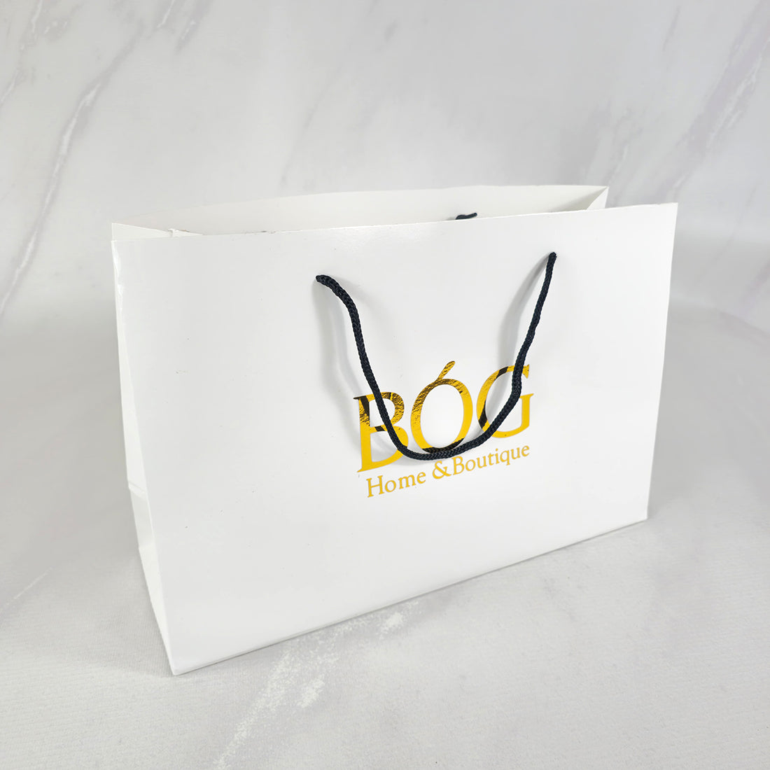 Ciento de Bolsas Boutique con Vinil Adhesivo Laminadas Medidas: 50x34x11 cm.