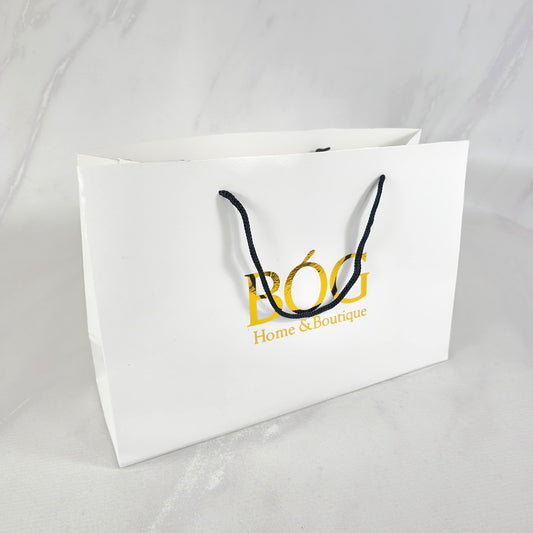 Ciento de Bolsas Boutique con Vinil Adhesivo Laminadas Medidas: 50x34x11 cm.