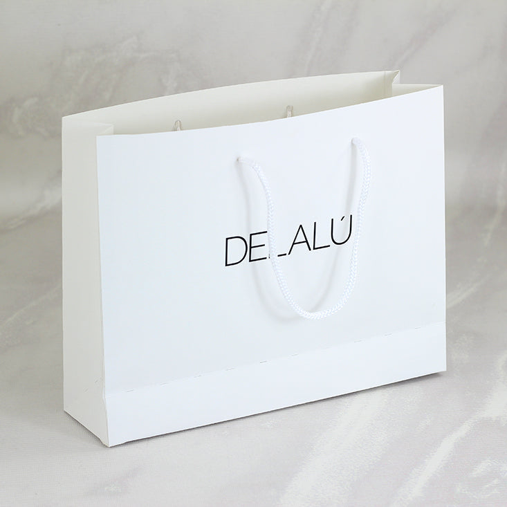Ciento de Bolsas Boutique con Vinil Adhesivo Medidas: 35.5x23.5x12 cm.