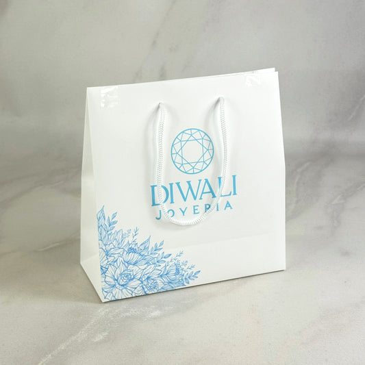 Ciento de Bolsas Boutique Impresas en Papel Sintético Full Color MEDIDAS: 23x24x10 cm