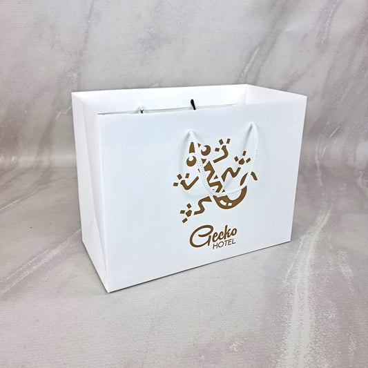 Ciento de Bolsas Boutique Impresas en Papel Sintético Full Color MEDIDAS: 28x22x14 cm