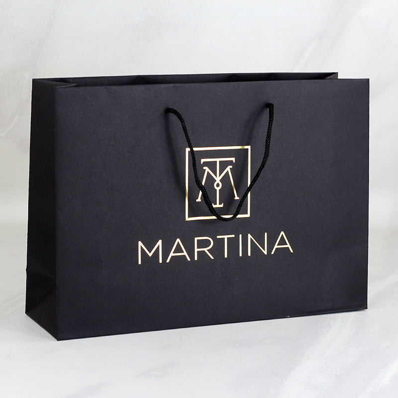 Ciento de Bolsas Boutique Personalizadas con Vinil de Corte Dorado. Medidas: 36x25x10cm