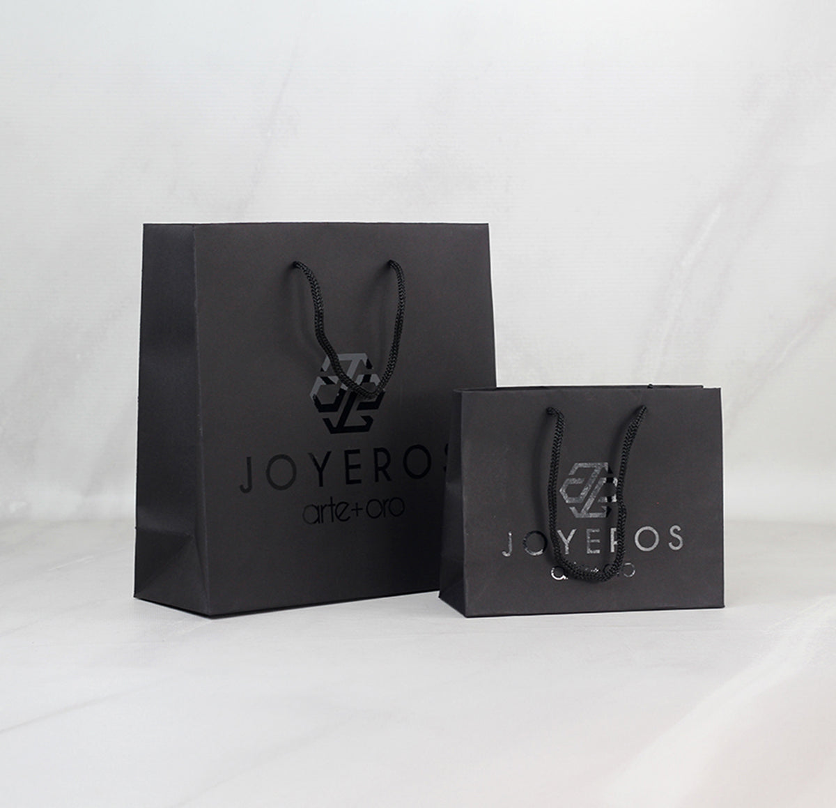 100 Bolsas Premium Cartulina Fina más Vinil de Corte. Medidas:23x24x9 cm.