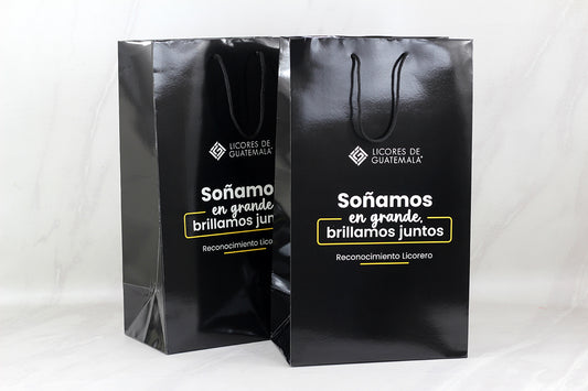 Ciento de Bolsas Boutique Premium, laminadas Tamaño: 26x45x16cm.