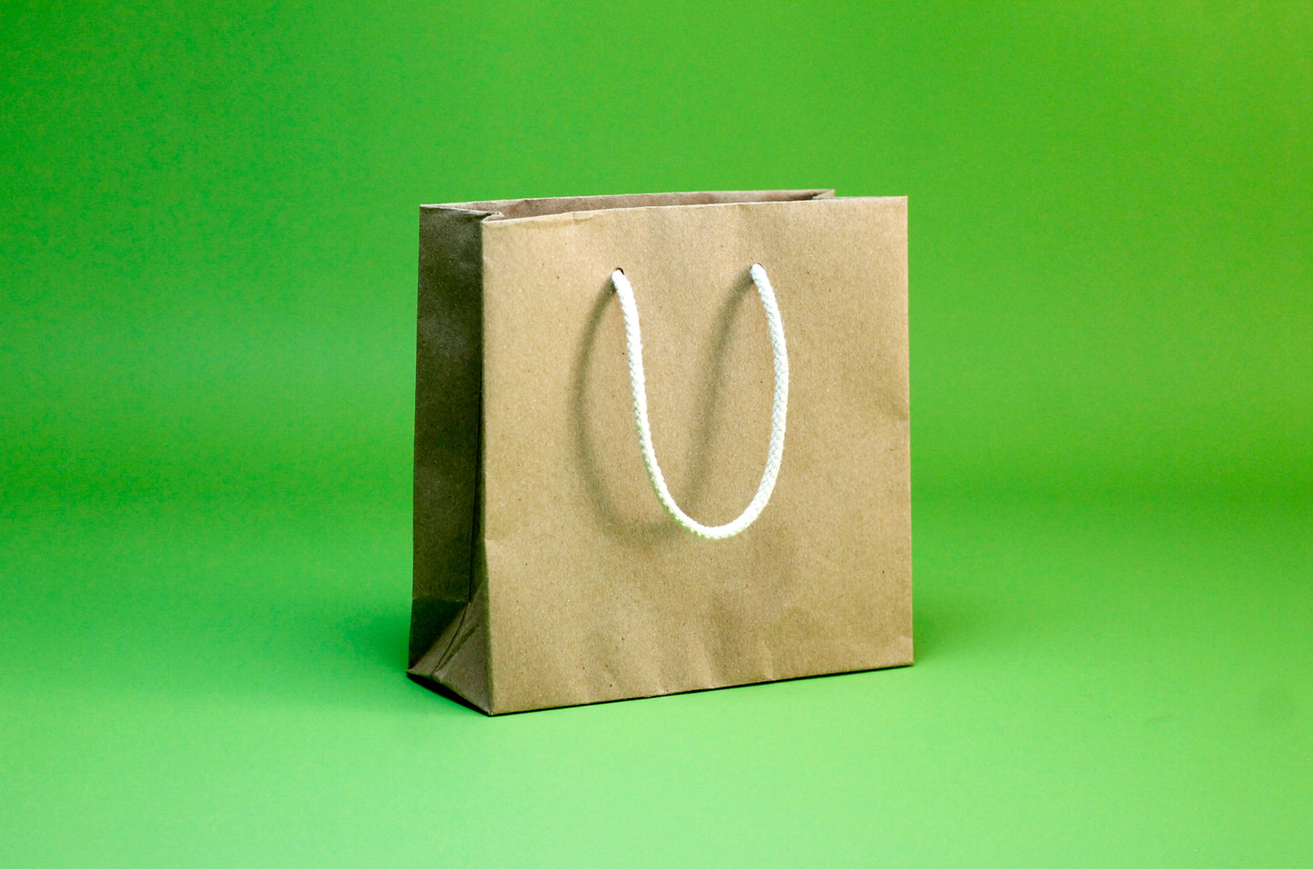 Ciento de Bolsas Kraft Medianas con Agarrador de Lazo Algodón Medidas: 22×25x10 cm.