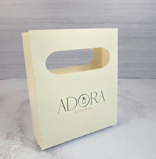 Ciento de Caja Tipo Boutique con Agarrador Medidas: 17×12.5×6 cm.