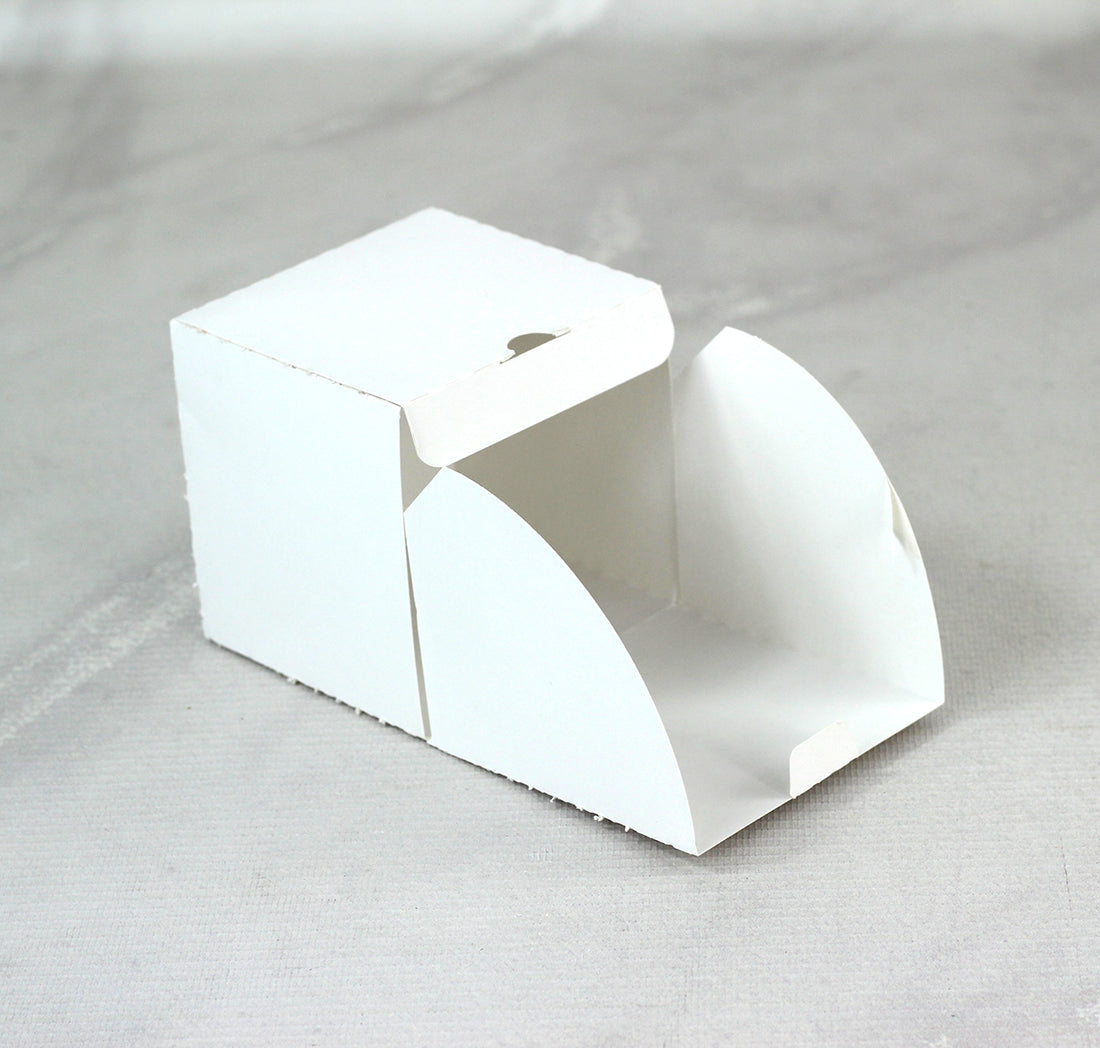 Ciento de Cajas Cuadradas con Apertura Tipo Bisagra, Medidas: 8.5x8x8.5 cm.