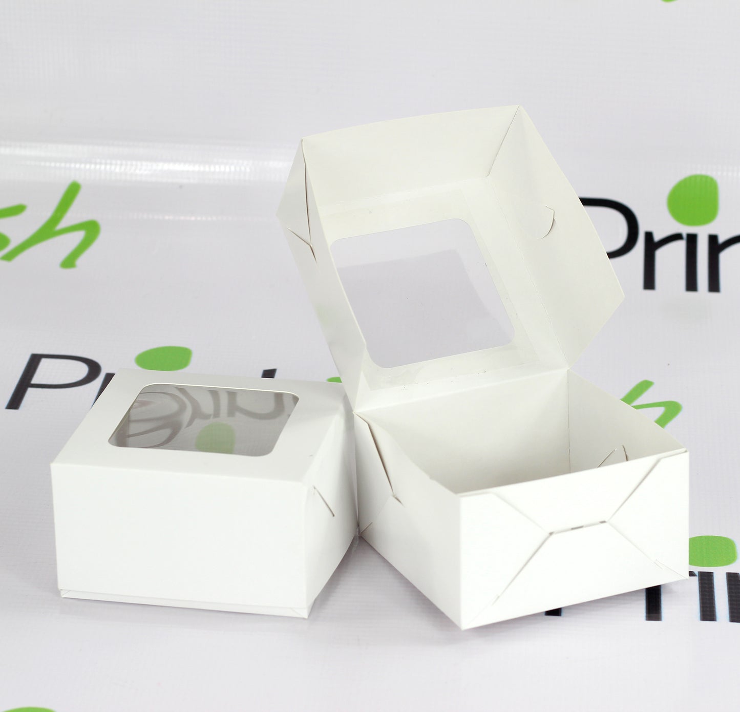 Ciento de Cajas Cuadradas Pequeñas con Ventana de Acetato. Medidas: 10.5x10.5x6 CM.