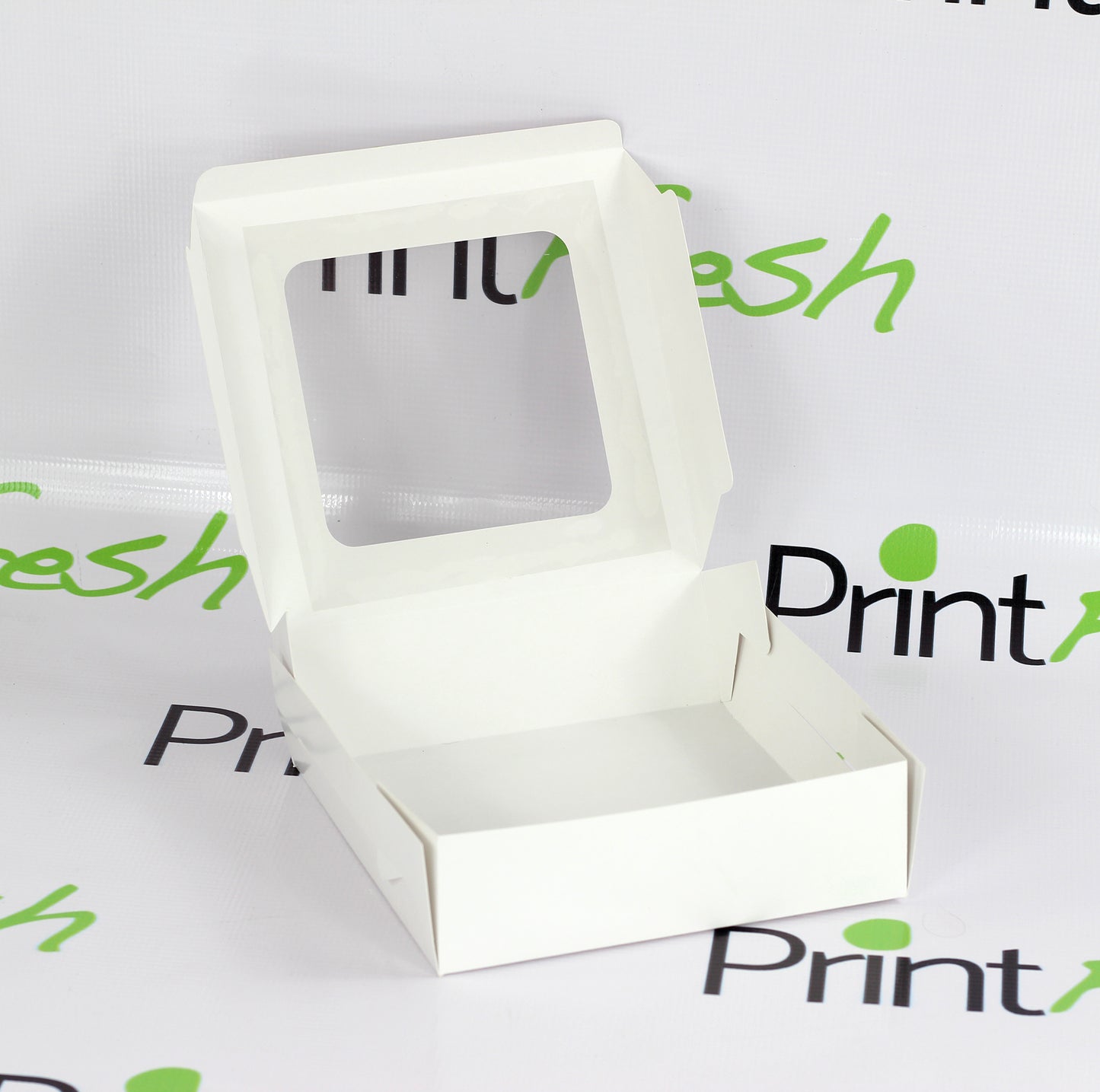Ciento de Cajas Cuadradas con Bisagra con Ventana de Acetato. Medidas: 25x25x8.5 CM.
