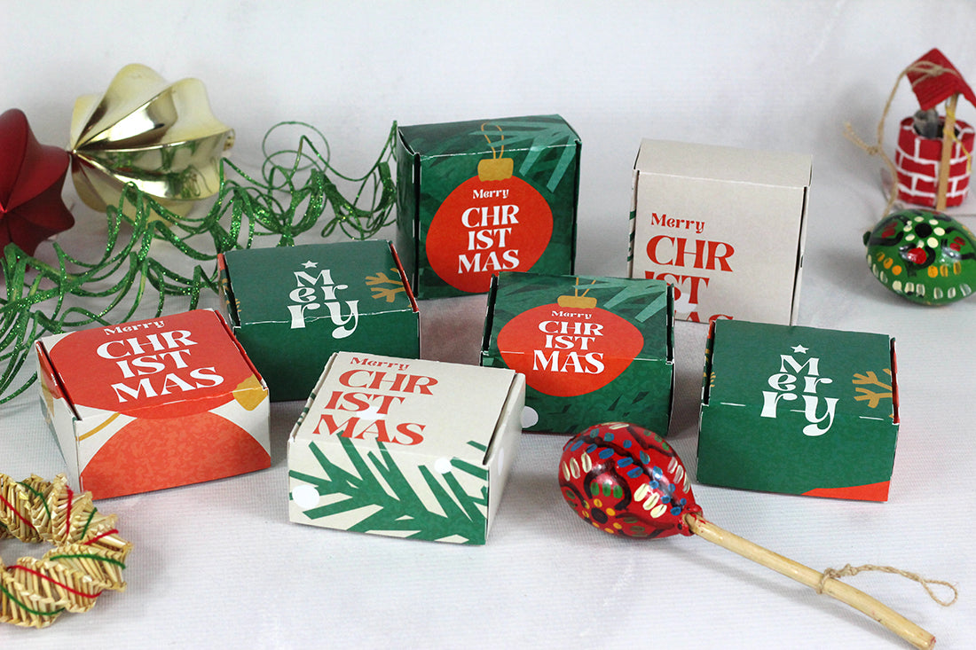 Ciento de Cajas para Bisutería Pequeñas Full Color Navideñas Medidas: 4.5x8.5x8.5 cm