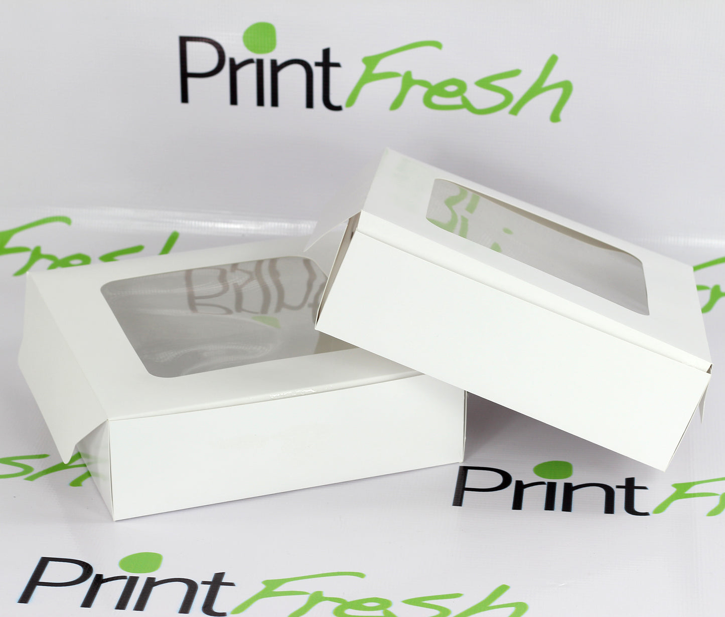 Ciento de Cajas Cuadradas con Bisagra con Ventana de Acetato. Medidas: 25x25x8.5 CM.
