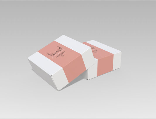 Caja Cuadrada 15x15x6cm, Blanca o Kraft. Incluye 100 Cintillos Personalizados.