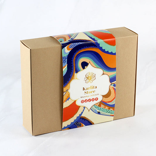 Ciento de Caja en Kraft Grande con Cintillo Personalizado. Medidas: 29x23x8 cms