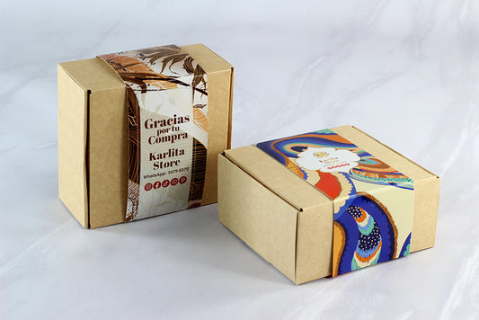 Ciento de Cajas Cuadradas KraftBack+ Cintillo Personalizado. Medidas: 17.5x17.5x9cm