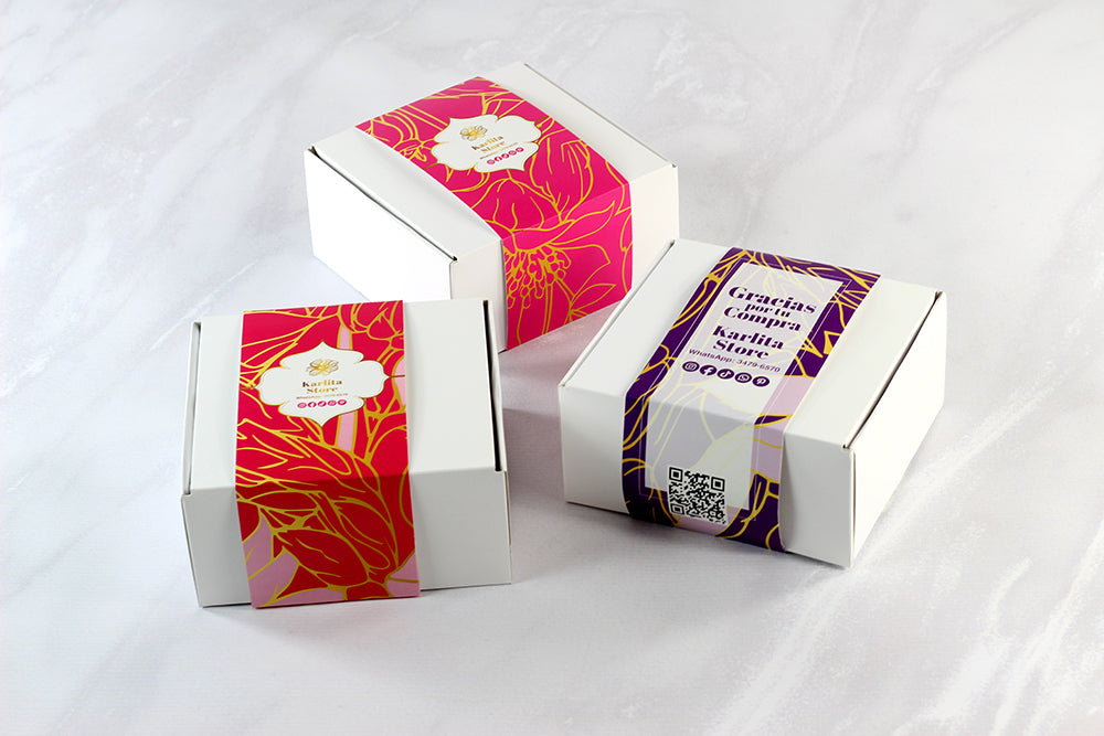 Ciento Cajas Cuadradas KraftBack+ Cintillo Personalizado. Medidas: 17.5x17.5x9cm