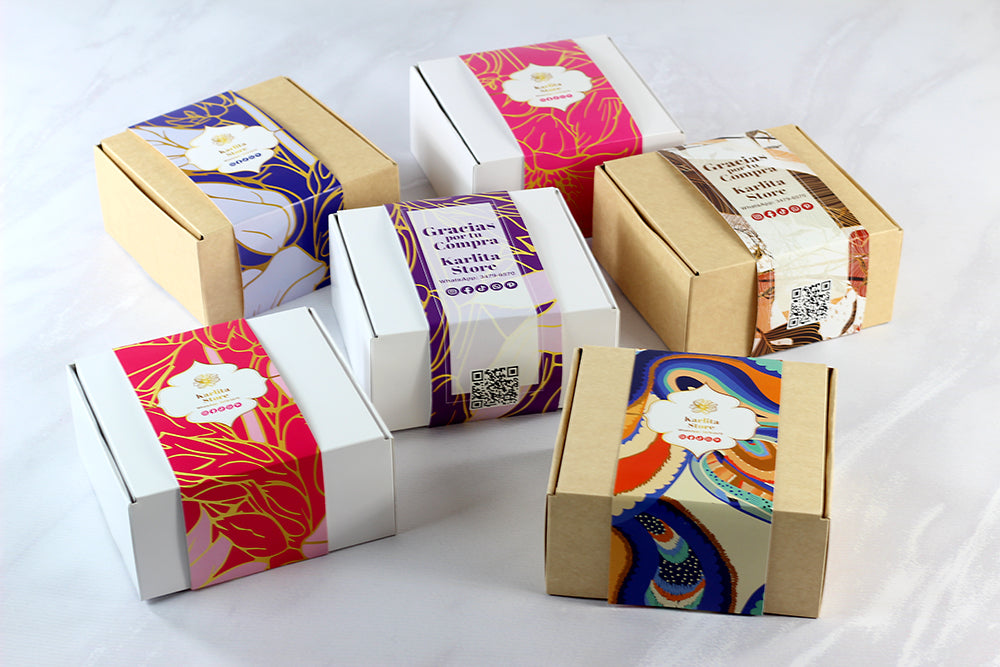 25 Cajas Cuadradas Blancas+ Cintillo Personalizado. Medidas: 17.5x17.5x9cm