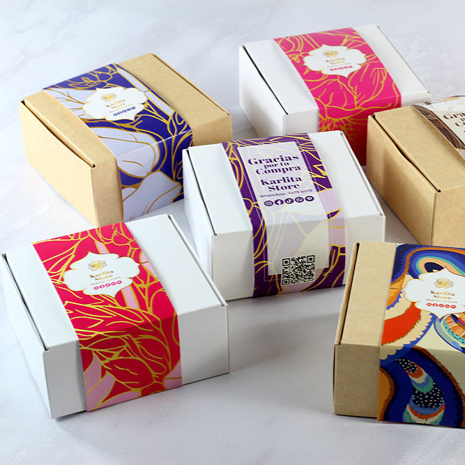 25 Cajas Cuadradas Blancas+ Cintillo Personalizado. Medidas: 17.5×17.5x9cm