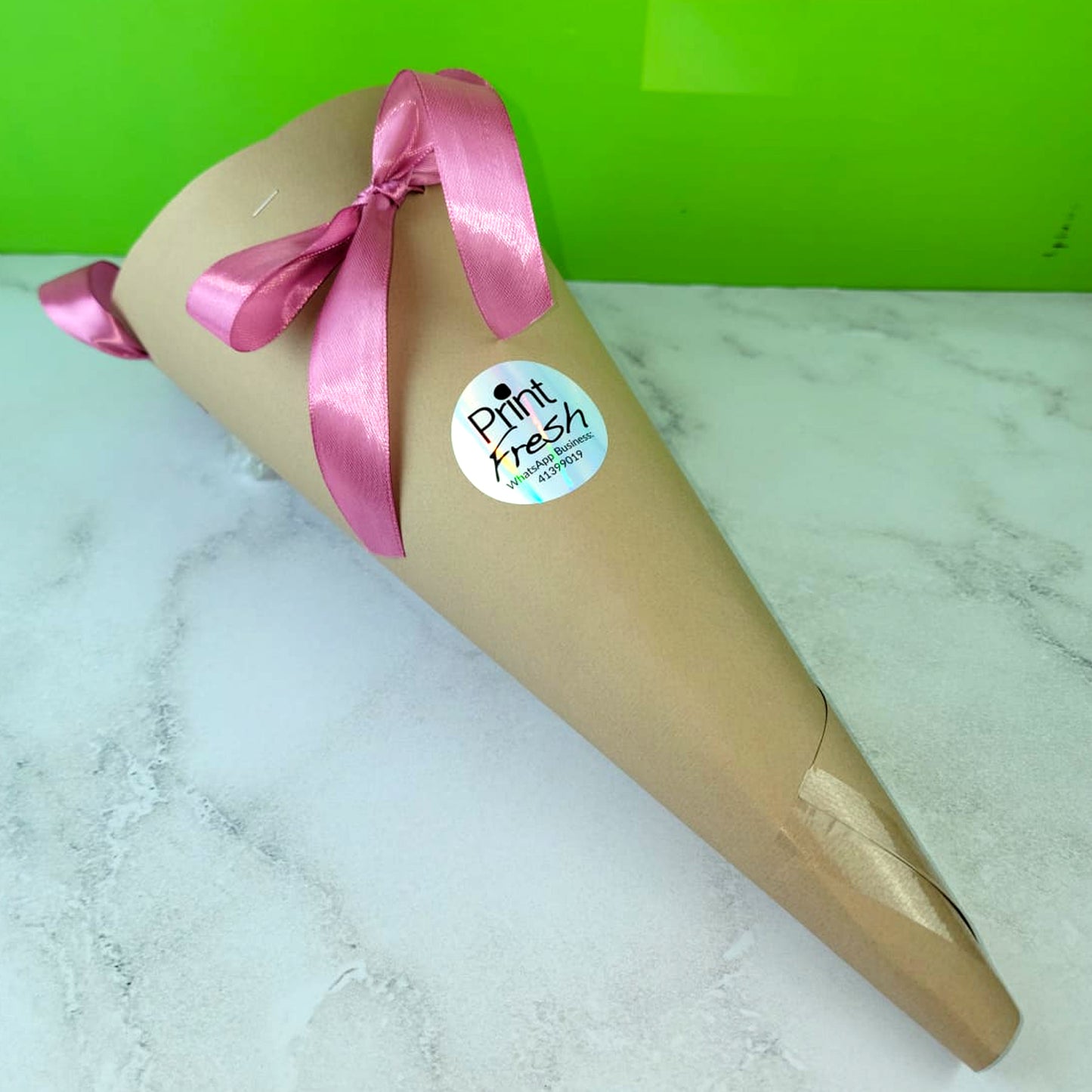 Ciento de Conos para Flores con Sticker y Listón Medidas: 20x50 cm.