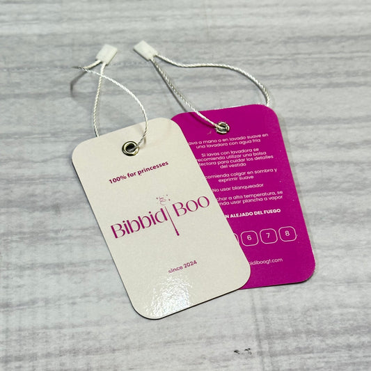 Ciento de Etiquetas con Lazo y Ojete Laminadas Medidas: 2x3.5 pulgadas.