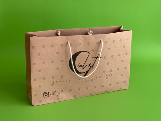 Ciento de Bolsas Tipo Boutique Kraft, impresión a 1 color. Medidas: 37X22x8 cm.