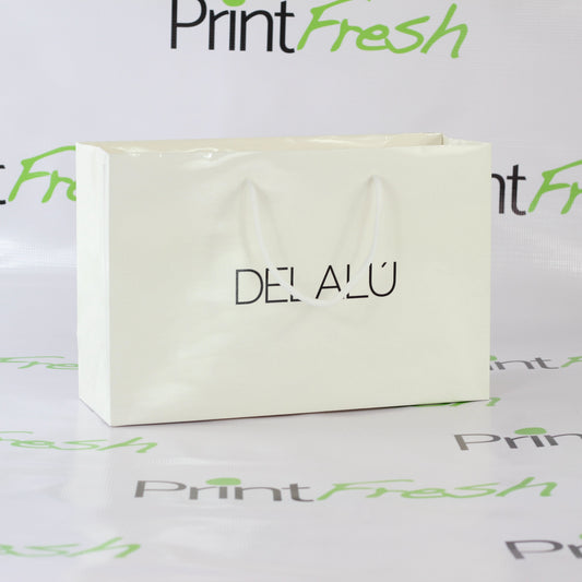 Ciento de Bolsas Boutique con Vinil Adhesivo Medidas: 35.5x23.5x12 cm.