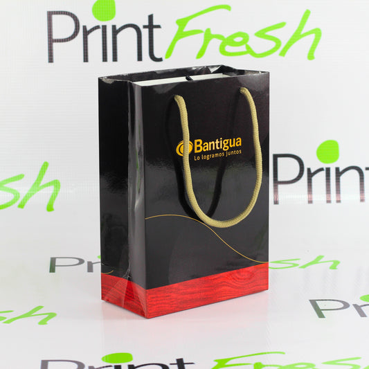 30 Bolsas Boutique Premium. Laminadas Mate o Brillante. Medidas: 15.5x22x7.5 cm.