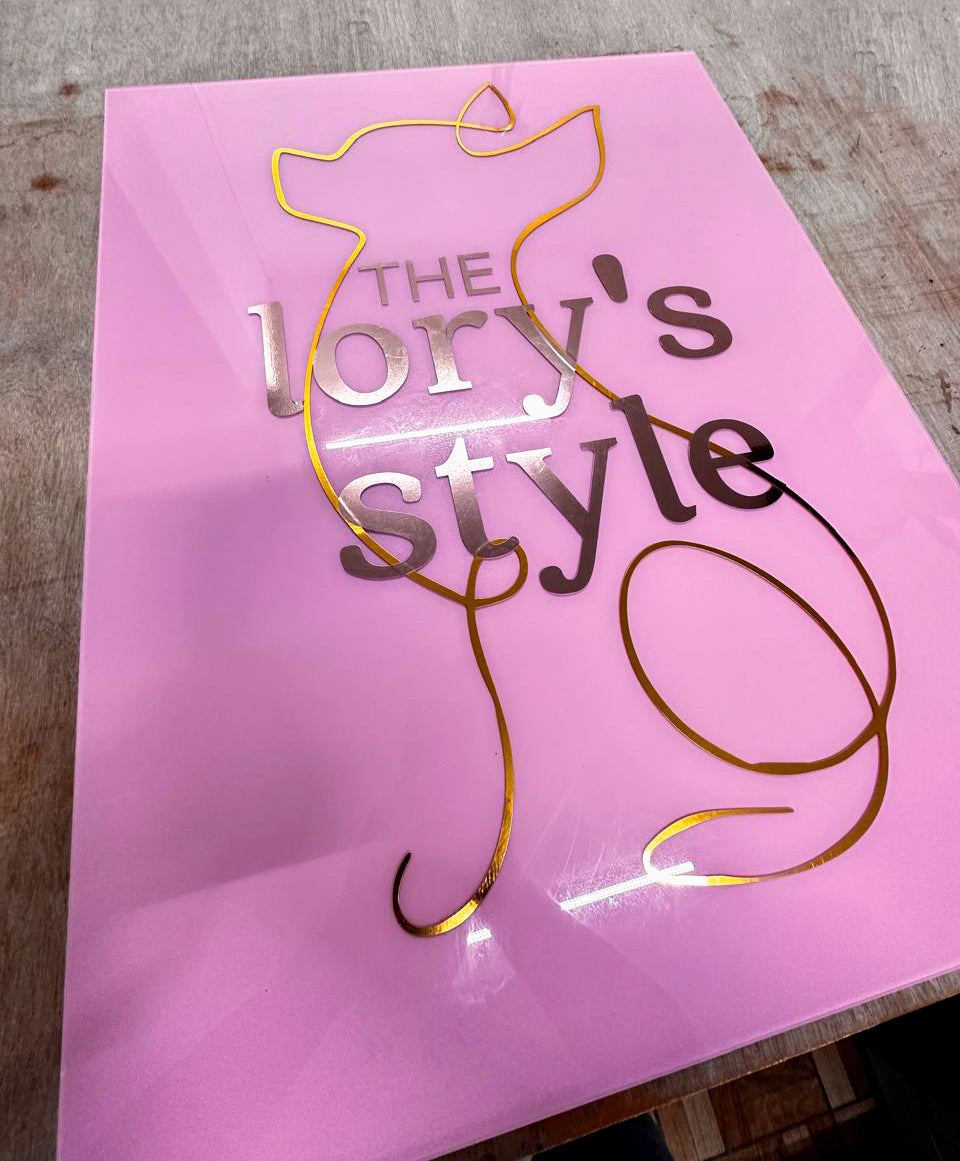 Rótulo ACRILICO Personalizado con Vinil Adhesivo Medidas: 60x80 cm.