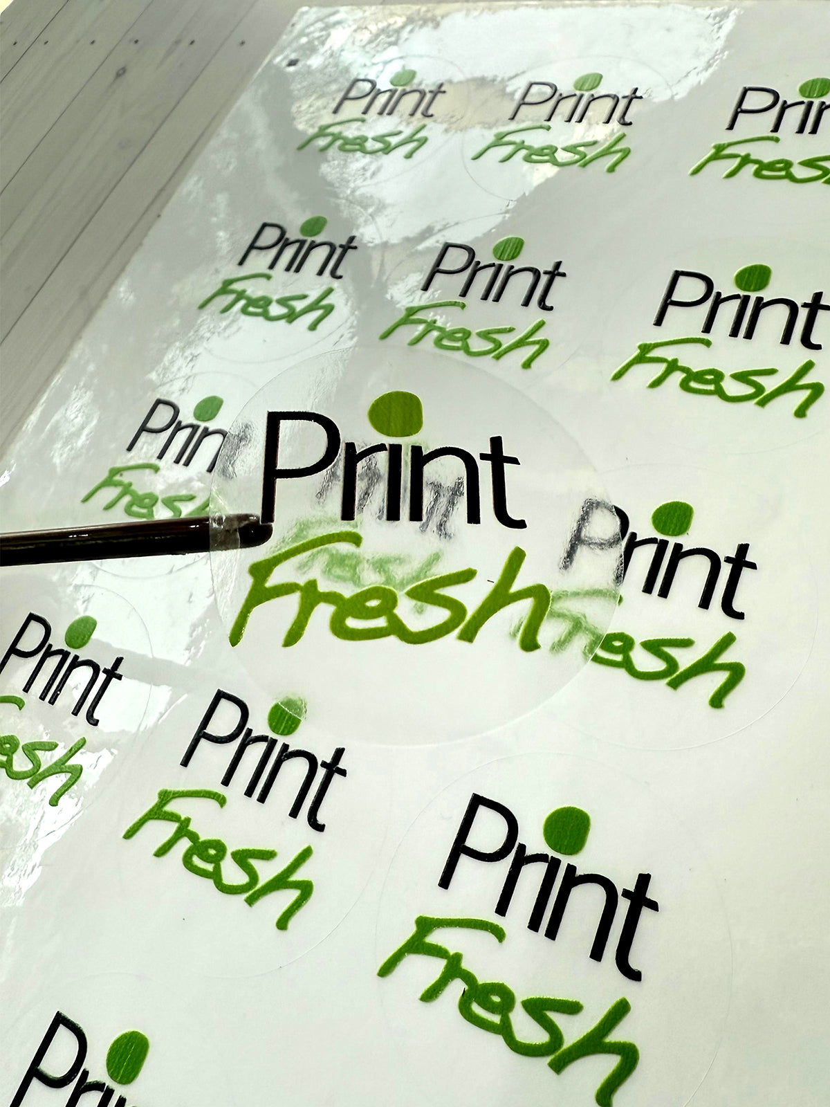 1 Ciento de Sticker Transparentes Impresos en tinta UV Y TINTA BLANCA. Tamaño: 5cm
