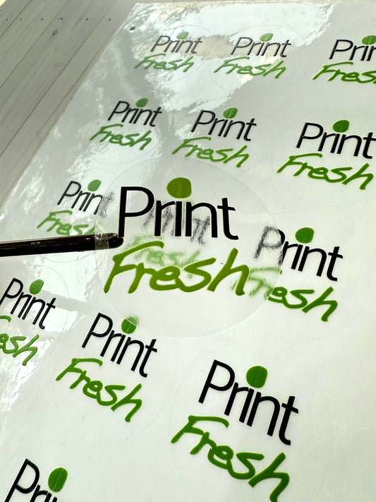 1 Ciento de Sticker Transparentes Impresos en tinta UV Y TINTA BLANCA. Tamaño: 5cm