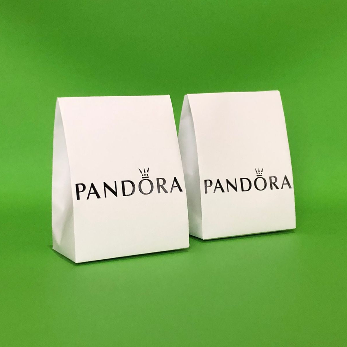 Ciento de Bolsas de Cartulina Fina Importada con Textura Snow Medidas: 12x15x7 cm.