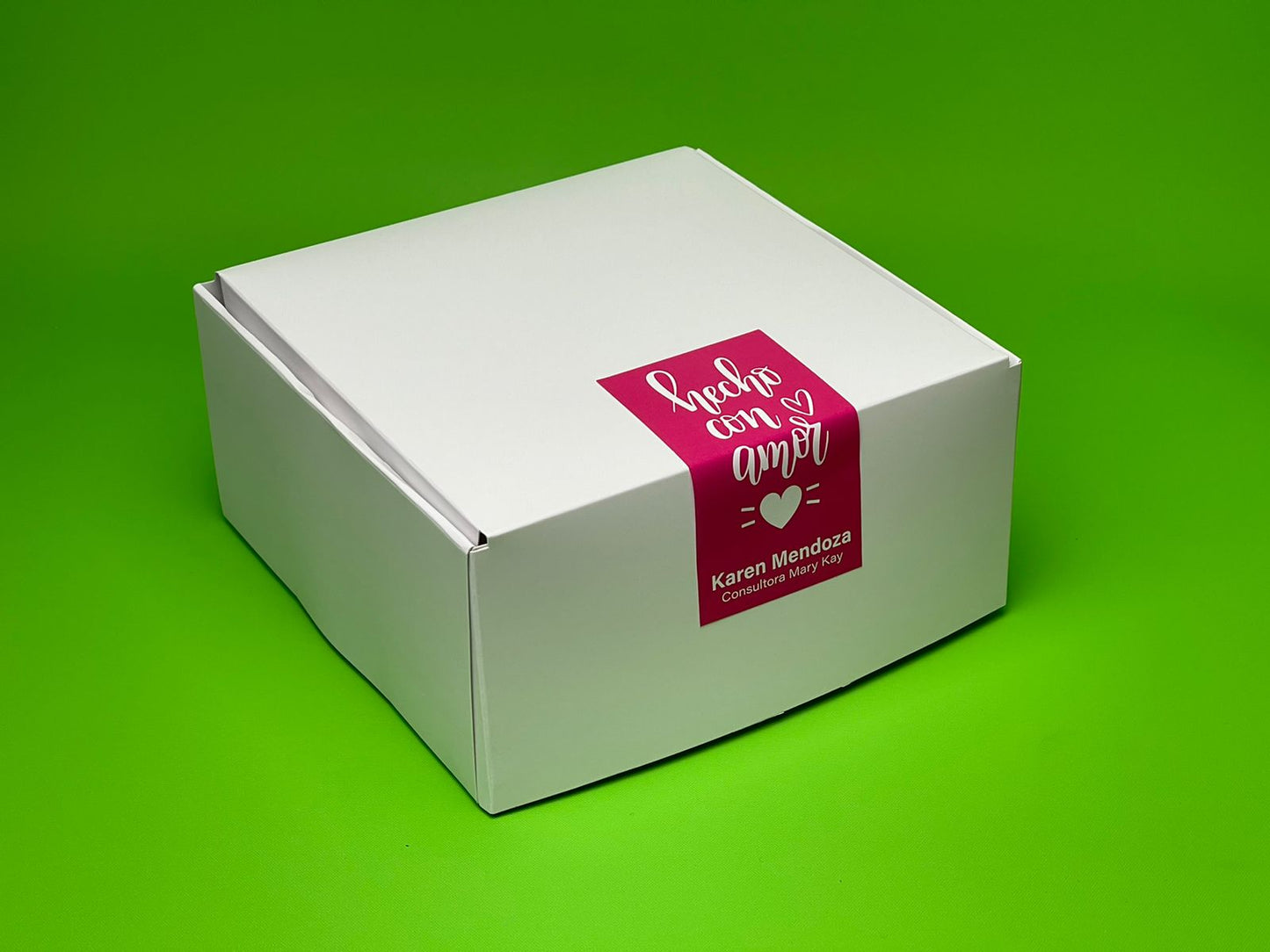 Ciento de Caja Cuadrada en Kraftback Blanca con Stickers Medidas: 17.5x17.5x9 cm.