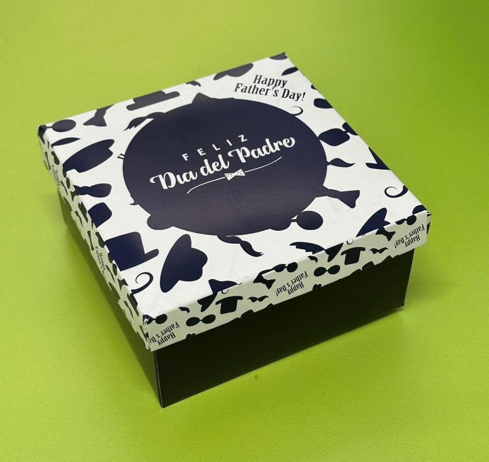 Ciento Cajas Laminadas Full Color Cuadradas Blanco y Negro Medidas: 12.5x12.5x6.5 cm