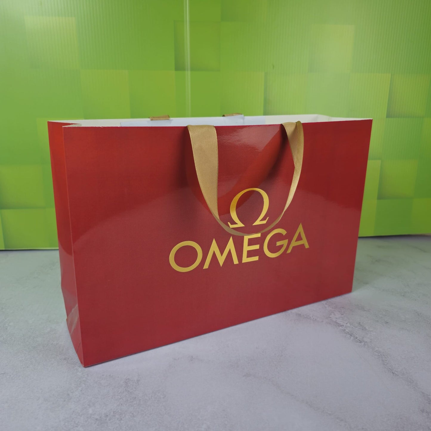 Ciento de Bolsas Boutique con Vinil Adhesivo Brillante Medidas: 38cmx25cmx12cm.
