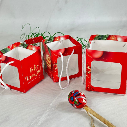 Ciento de Cajitas Navideñas con Ventana de Acetato Medidas: 12x12x14 cm y 10x10x11.5 cm.