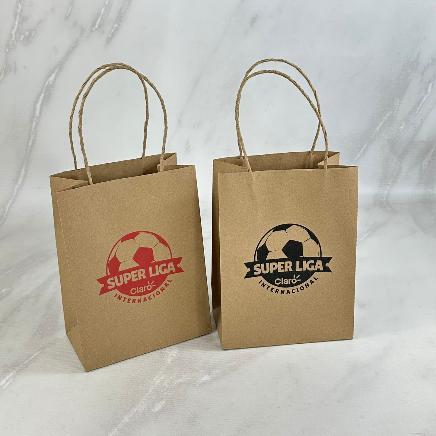 Millar de Bolsas Kraft Impresion 1 Color. Medidas: 24x35x10cm