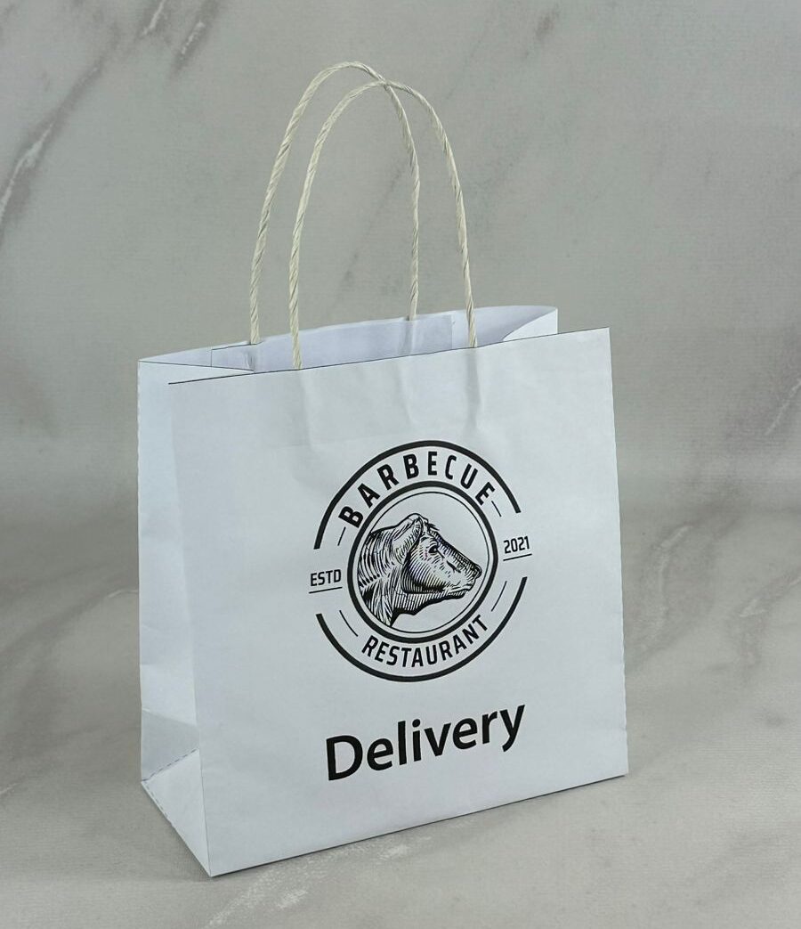 Ciento de Bolsas Boutique Impresas en Bond a 1 Color Medidas: 26x26x12 cm