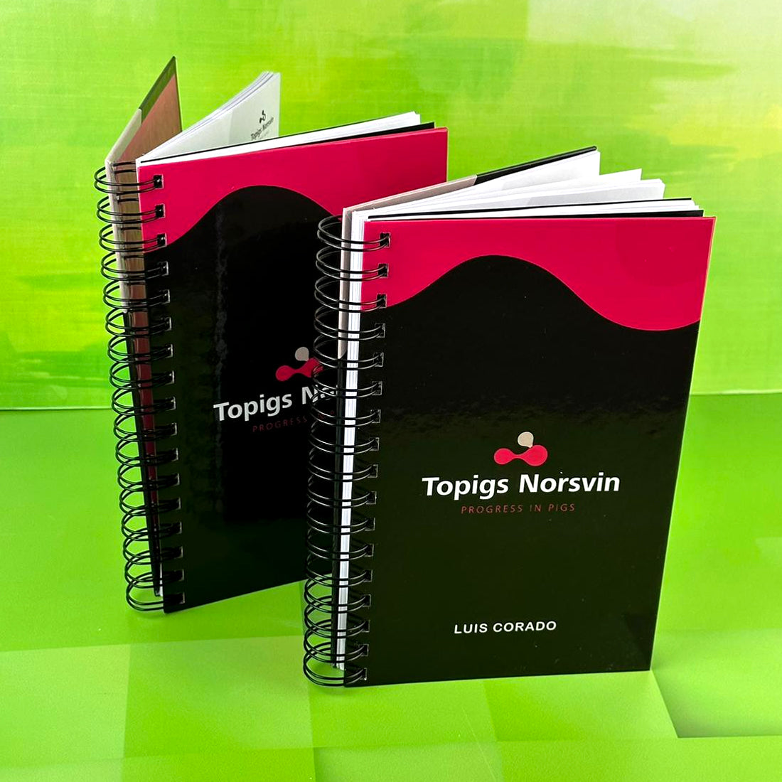 25 Cuadernos Personalizados Con Espiral y Laminado Brillante Media Carta