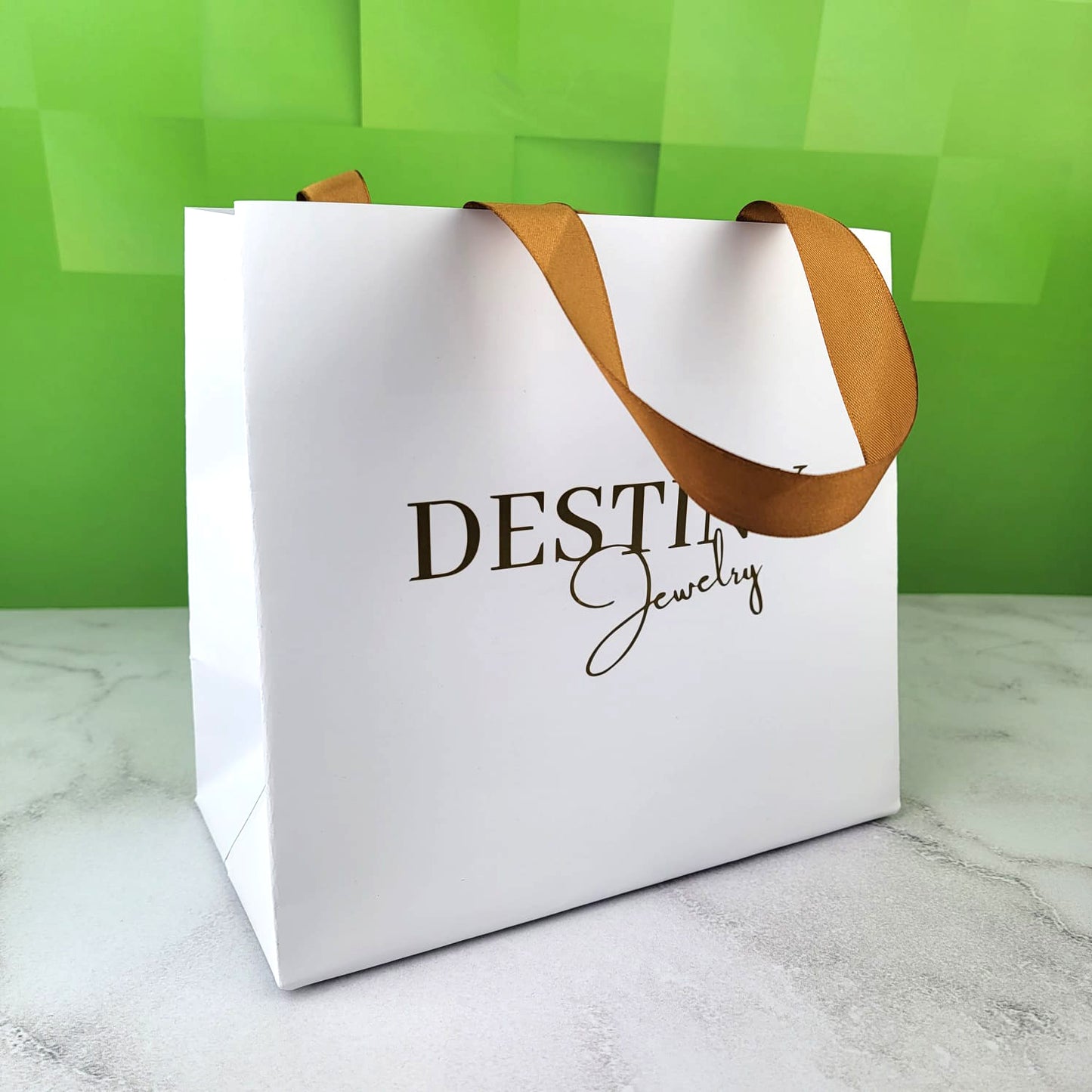 Ciento de Bolsas Boutique con DTF UV Medidas: 25x21x12cm.