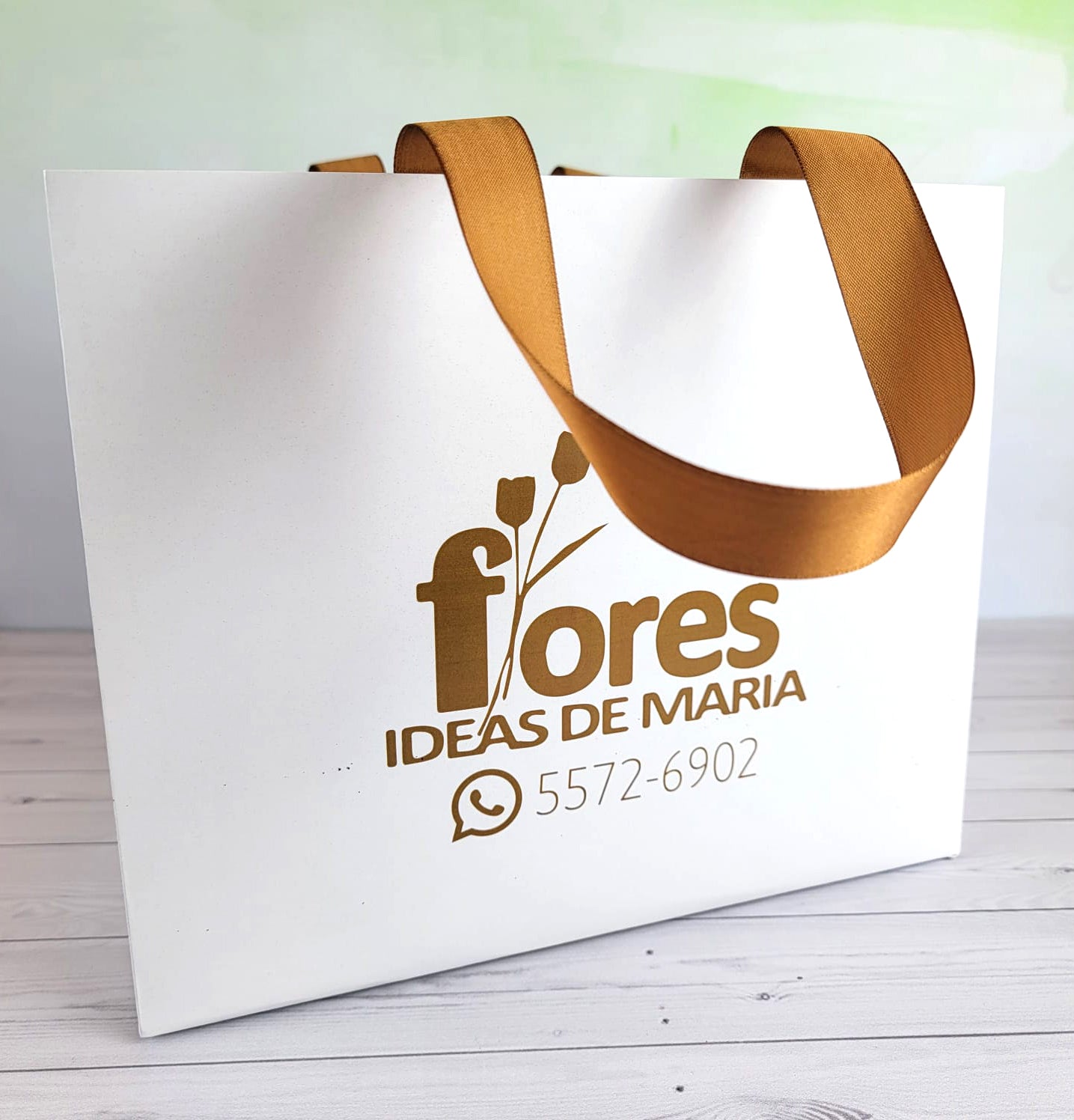 Ciento de Bolsas Boutique con Vinil Adhesivo Brillante Medidas: 38x25x12cm.