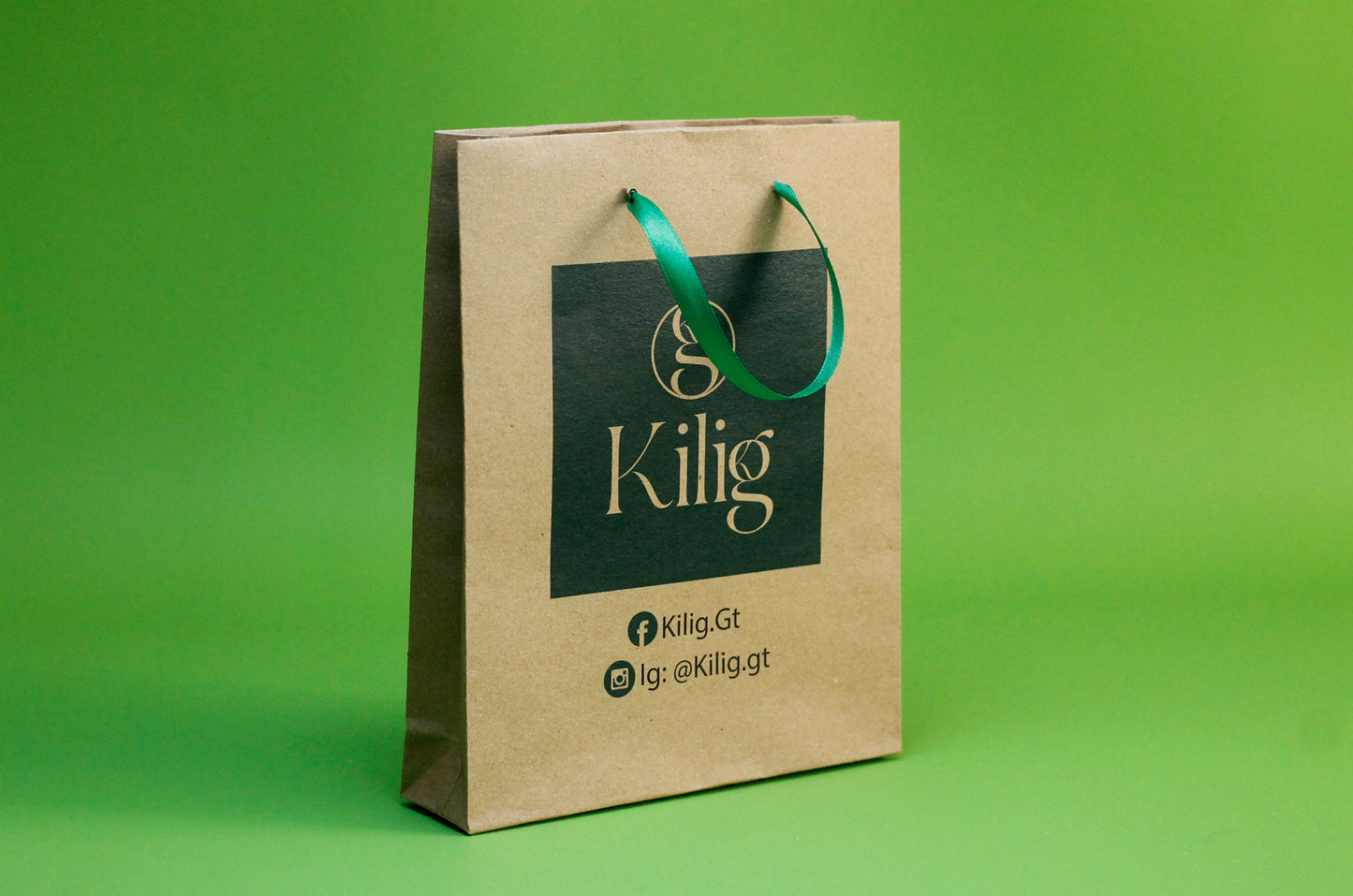 Millar de Bolsas Kraft Impresas. Medidas: 17.5x22x5 cm.