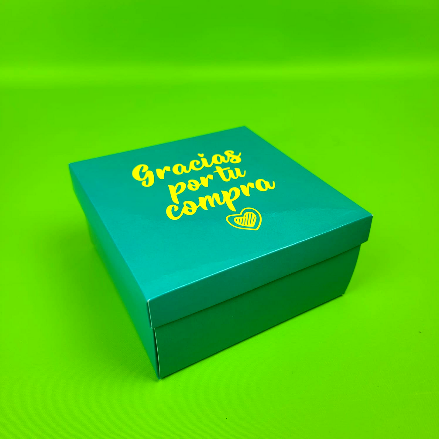 Ciento de Cajas Laminadas Full Color Cuadradas Verde Medidas:12.5x12.5x6.5 cm.