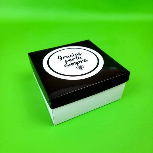Ciento de Cajas Laminadas Full Color Cuadradas Blanco y Negro Medidas: 12.5x12.5x6.5 cm.