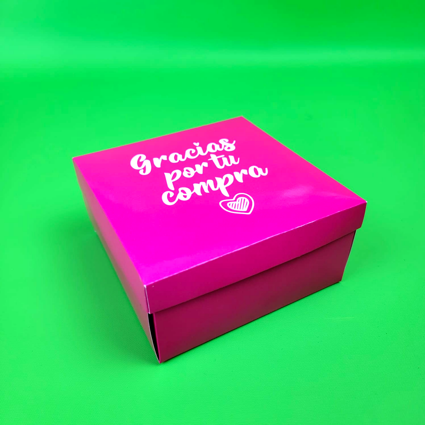 Ciento de Cajas Laminadas Full Color Cuadradas Fuscia Medidas: 12.5×12.5×6.5 cm.
