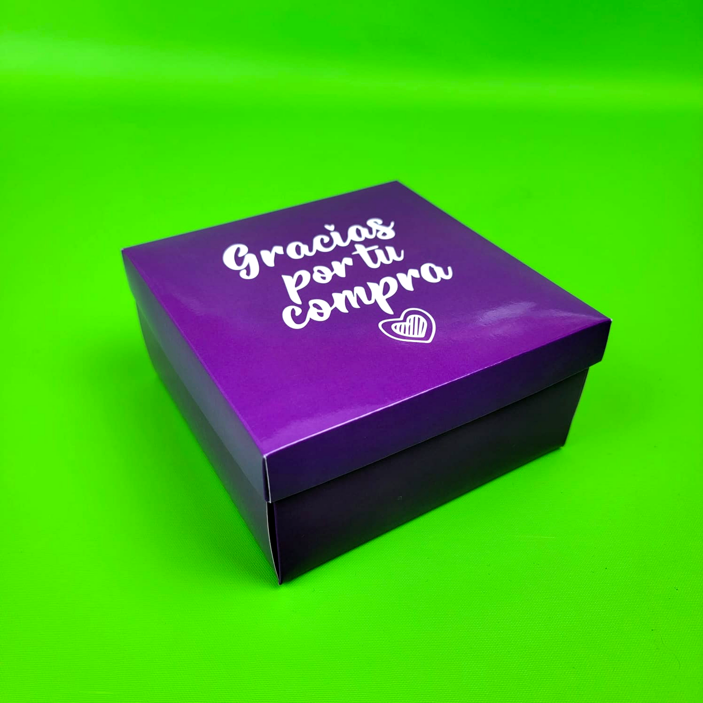 Ciento de Cajas Laminadas Full Color Cuadradas Purpura Medidas:12.5×12.5×6.5 cm.