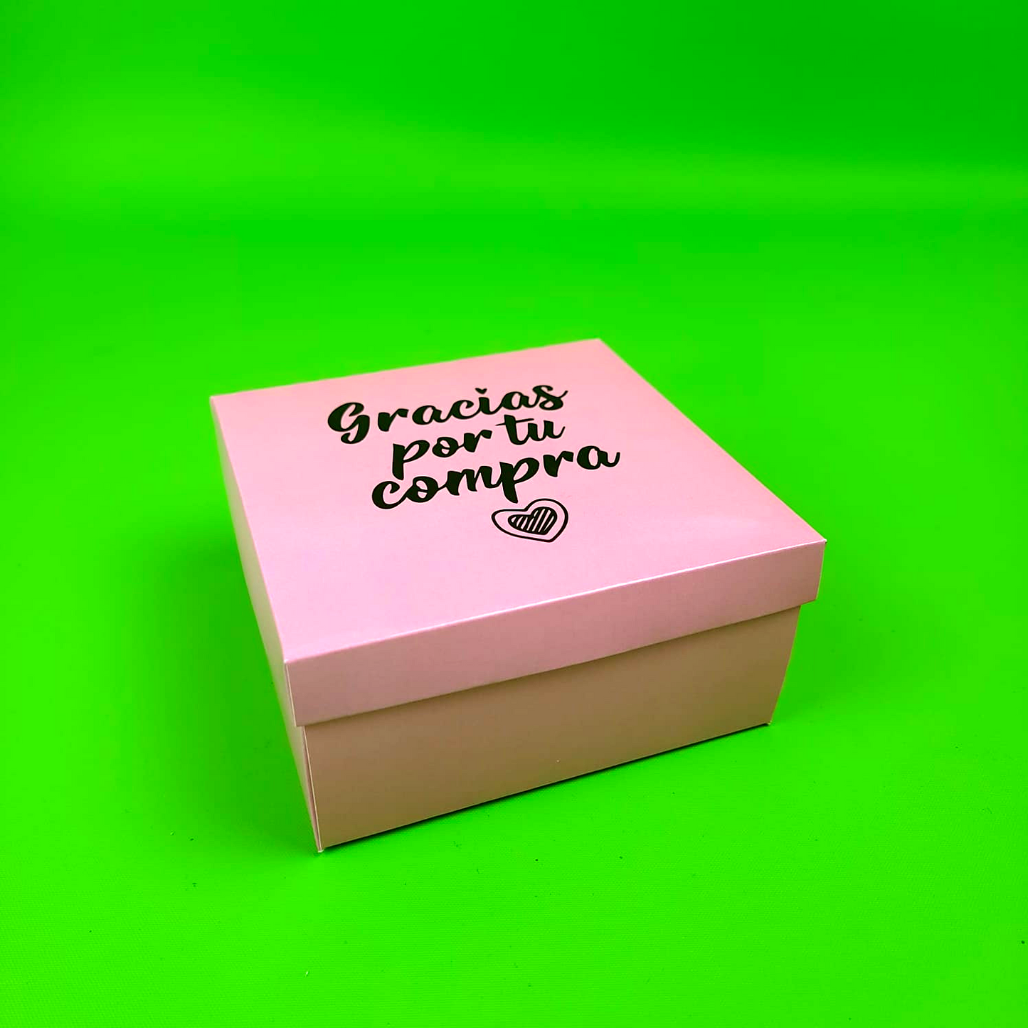 Ciento de Cajas Laminadas Full Color Cuadradas Rosa Medidas:12.5x12.5x6.5 cm.