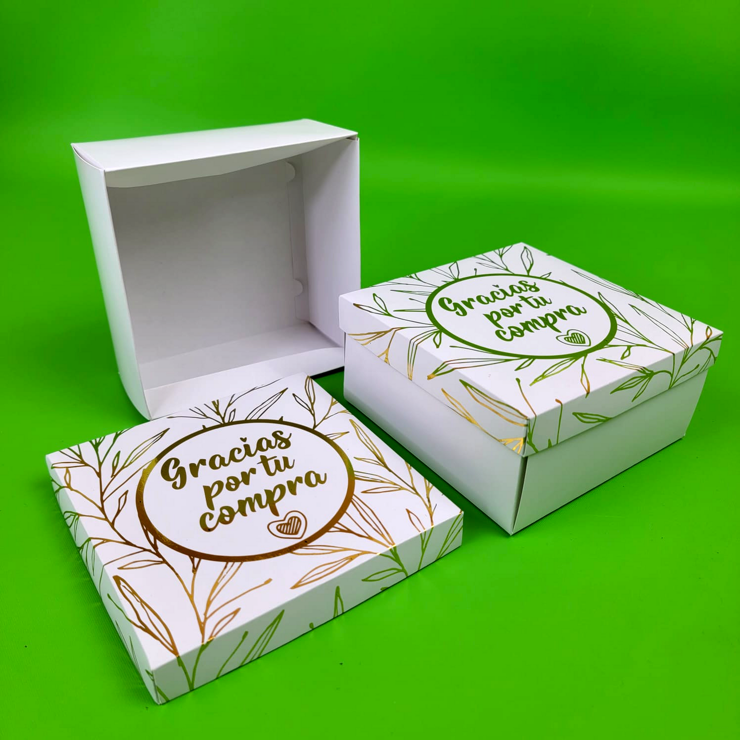 Ciento de Cajas Laminadas Cuadradas Con Foil (Preguntar por Colores de Foil) Medidas:12.5x12.5x6.5 cm.