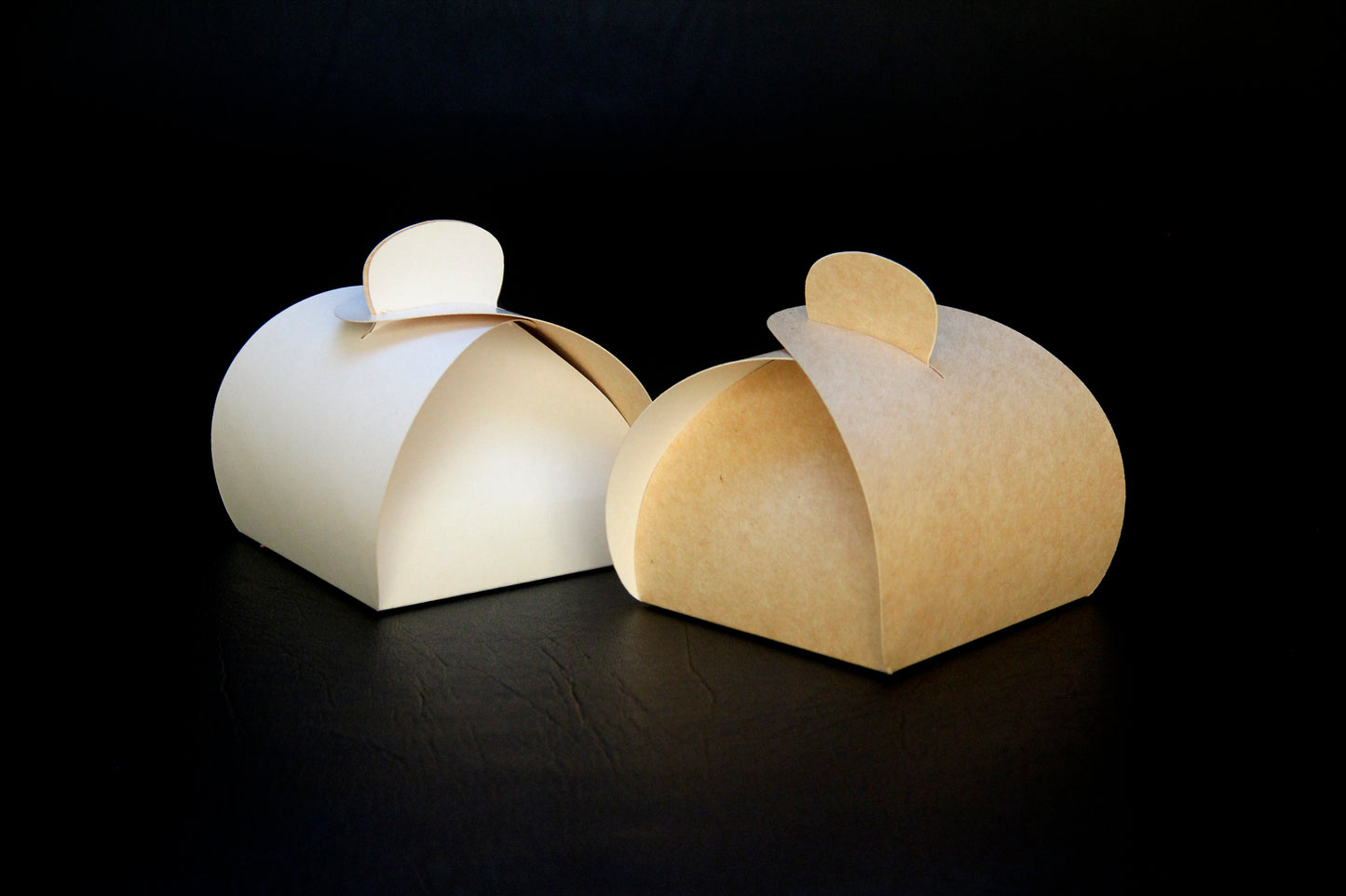Ciento de Cajitas para Chocolates Medidas: 3.5x3 pulgadas.