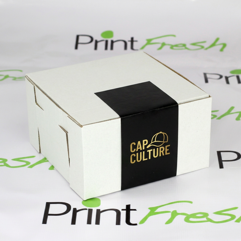 200 Cajas Blancas para Gorras, de Carton Micro Corrugado con Sticker de Cierre. Medidas: 21x21x12 cm.