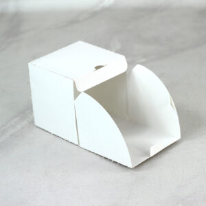 Ciento de Cajas Cuadradas con Aperura Tipo Bisagra, Medidas: 8.5x8x8.5 cm Ancho-Fondo-Alto